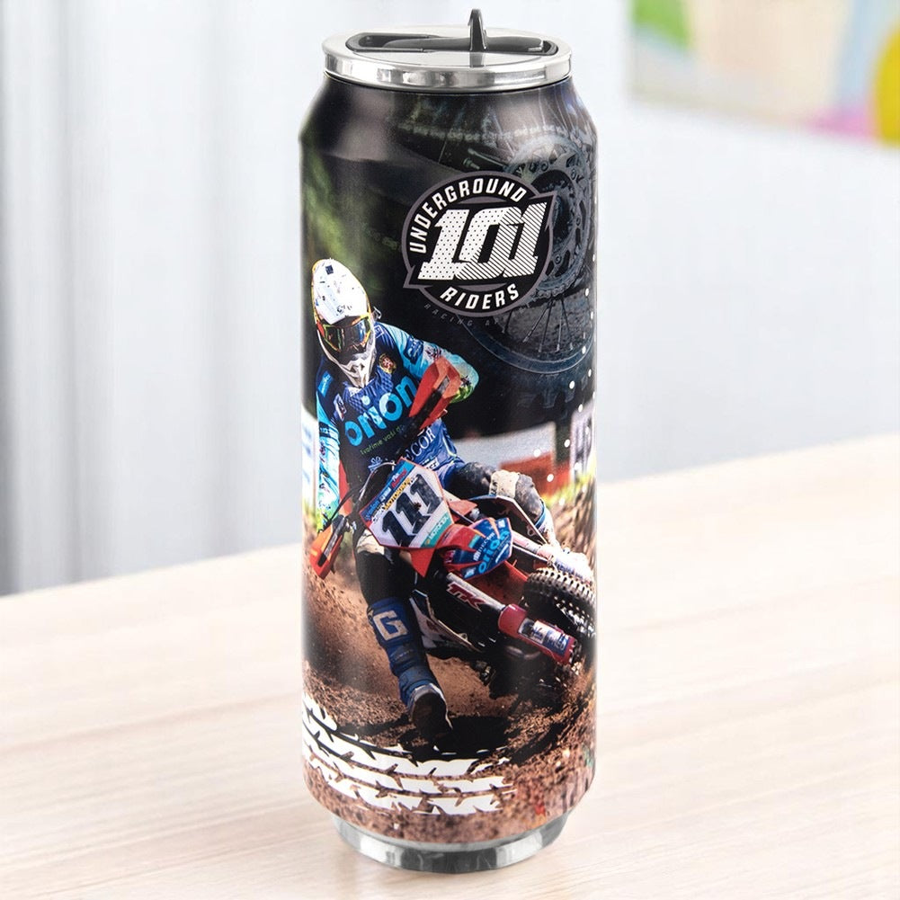 Lata con jinete y moto de motocross en pista de tierra con gráficos de carreras.