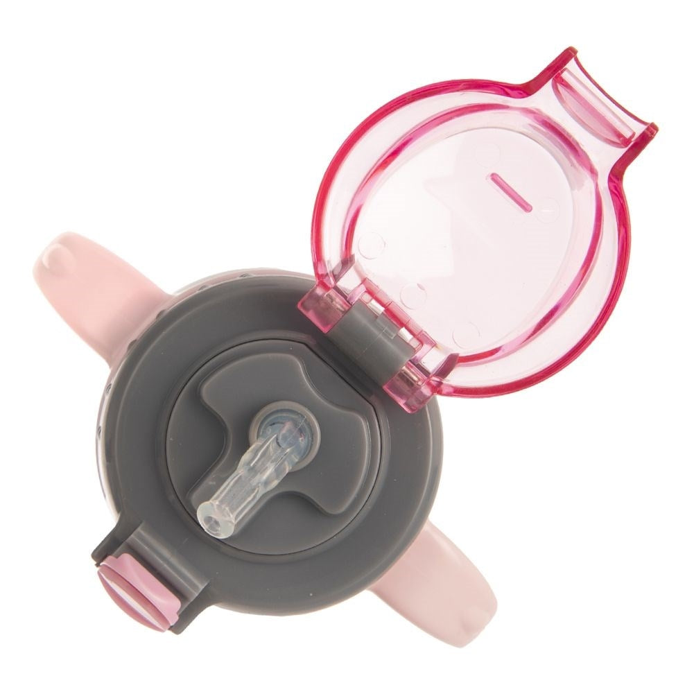 Tapa gris de vaso con tapa abatible rosa y pajita sobre fondo blanco.