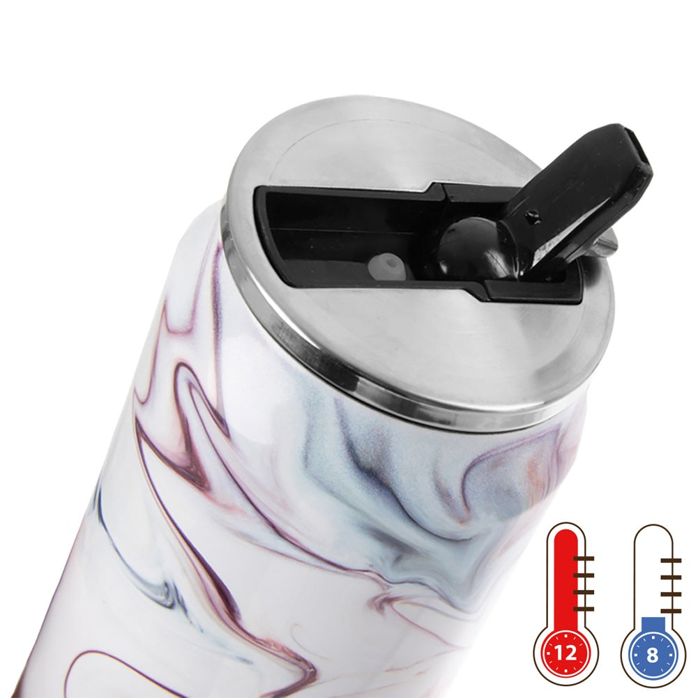 Termo blanco con estampado de mármol y tapa plateada con pajita.