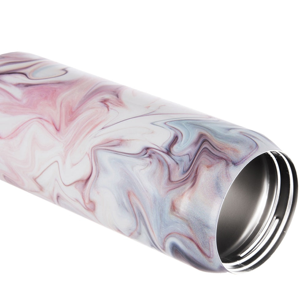 Un primer plano de un vaso con estampado de mármol en tonos rosa, gris y azul.