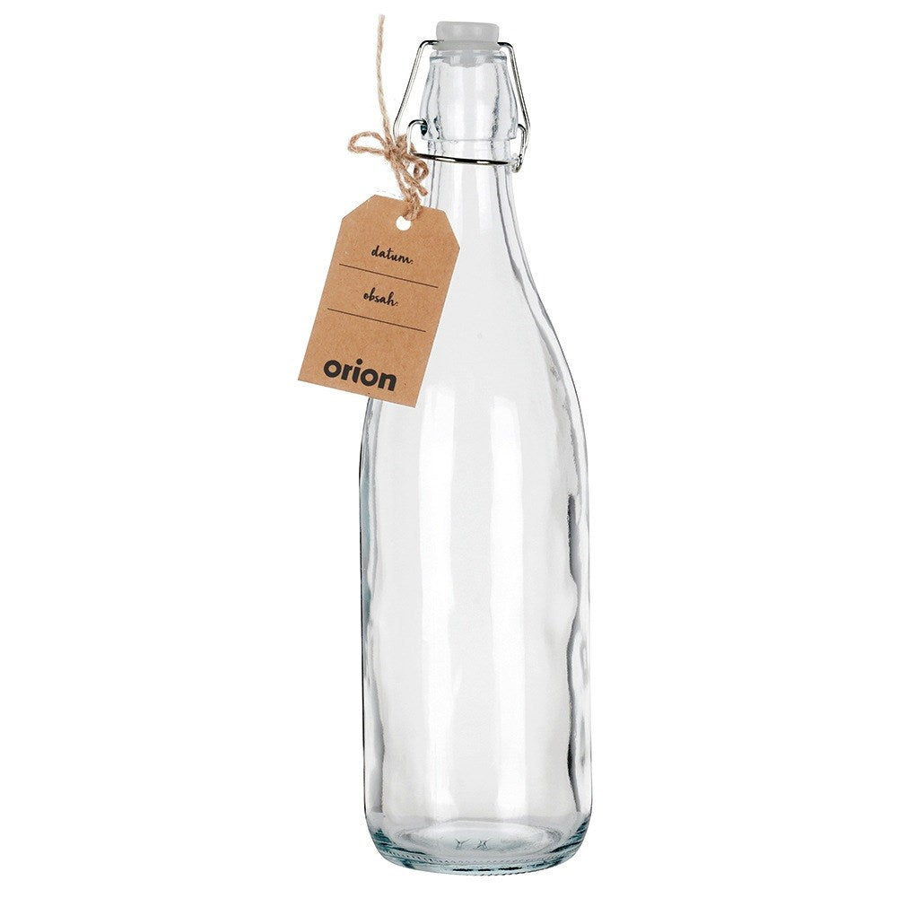 Una botella de vidrio vacía con tapa abatible y etiqueta marrón.