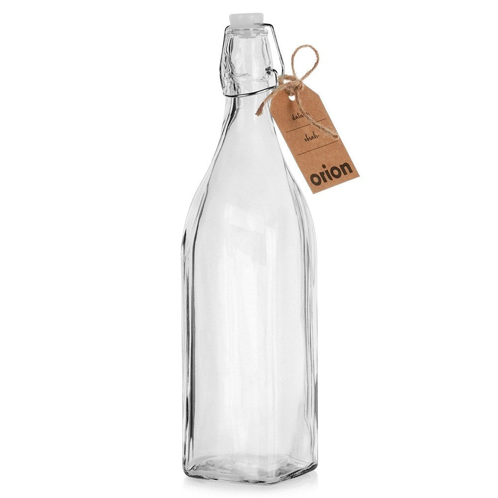 Una botella de vidrio transparente con tapa abatible y etiqueta marrón.