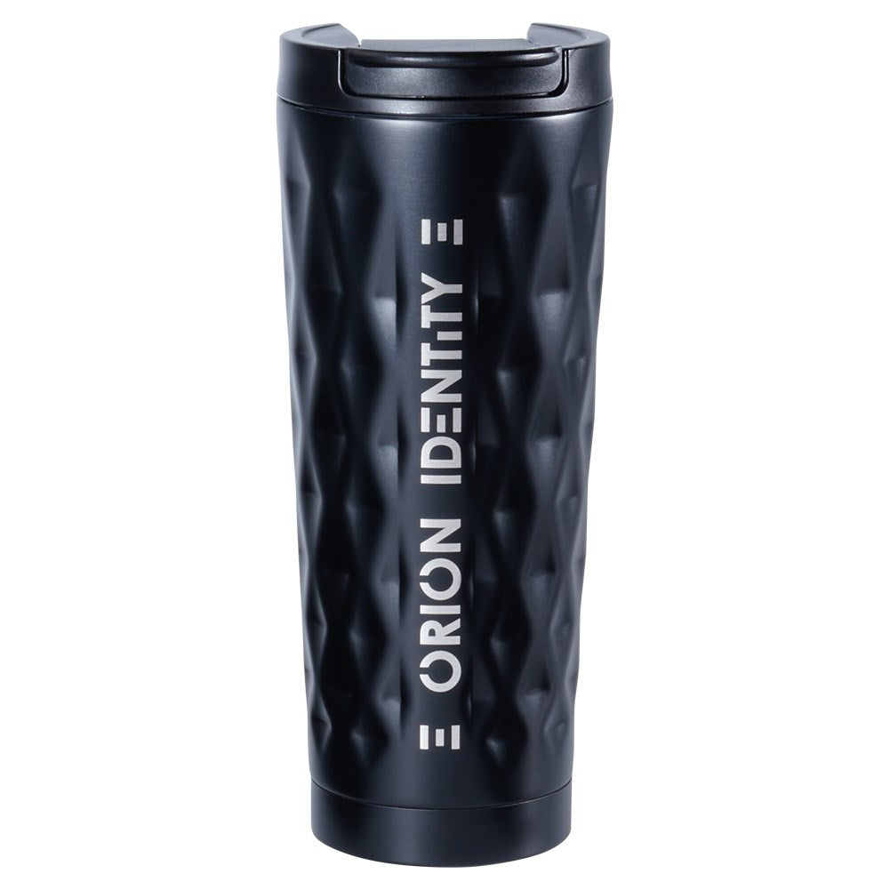 Vaso negro con patrón de diamantes y texto blanco 'ORION IDENTITY'.