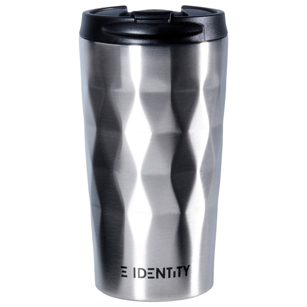 Taza de viaje plateada con tapa negra y patrón de diamantes.