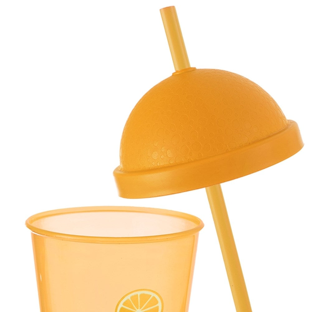 Taza naranja con tapa y pajita, detallada con patrón de burbujas.