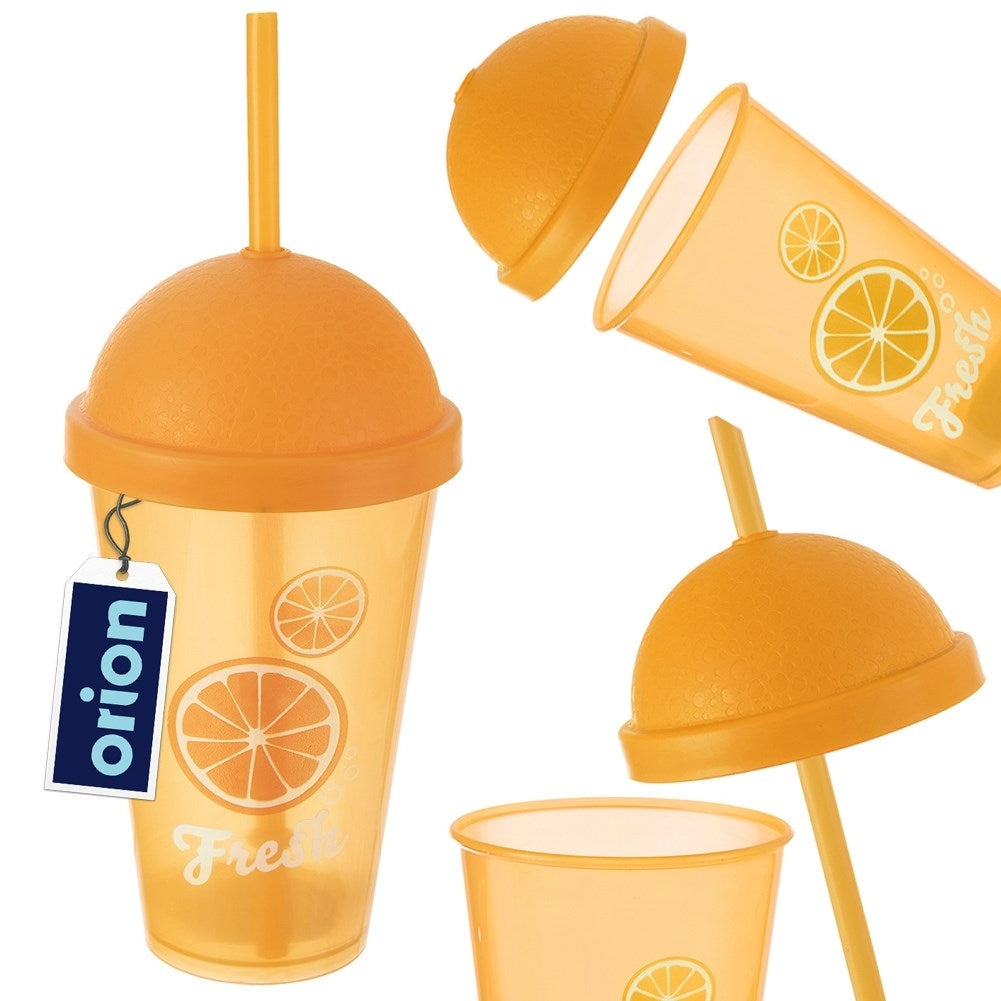 Vasos naranjas con tapas y pajitas, con diseños de rodajas.