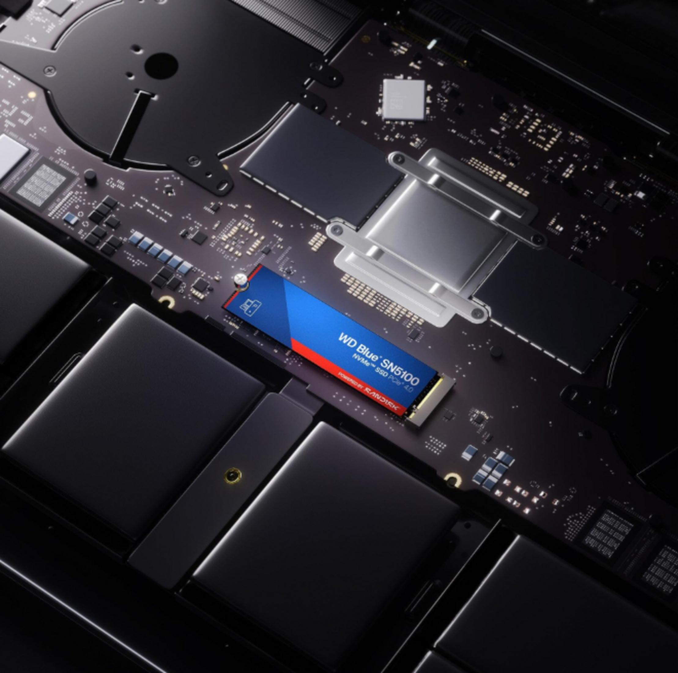 Un SSD NVMe WD Blue SN5100 en una placa base de portátil.