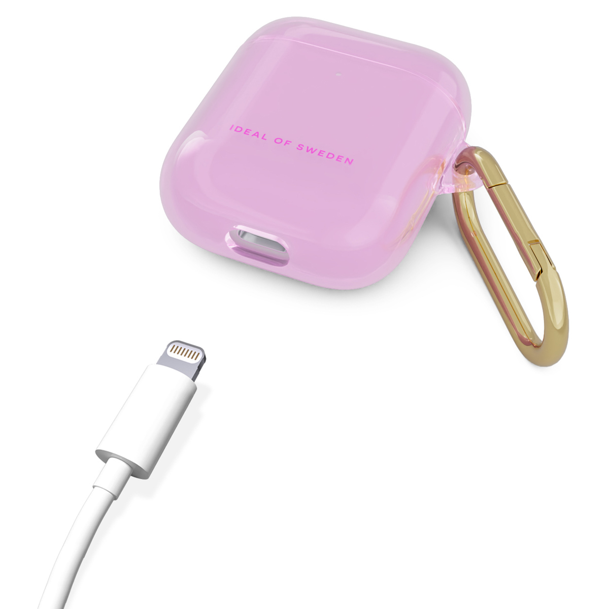 Een roze hoesje met gouden karabijnhaak en witte oplaadkabel.