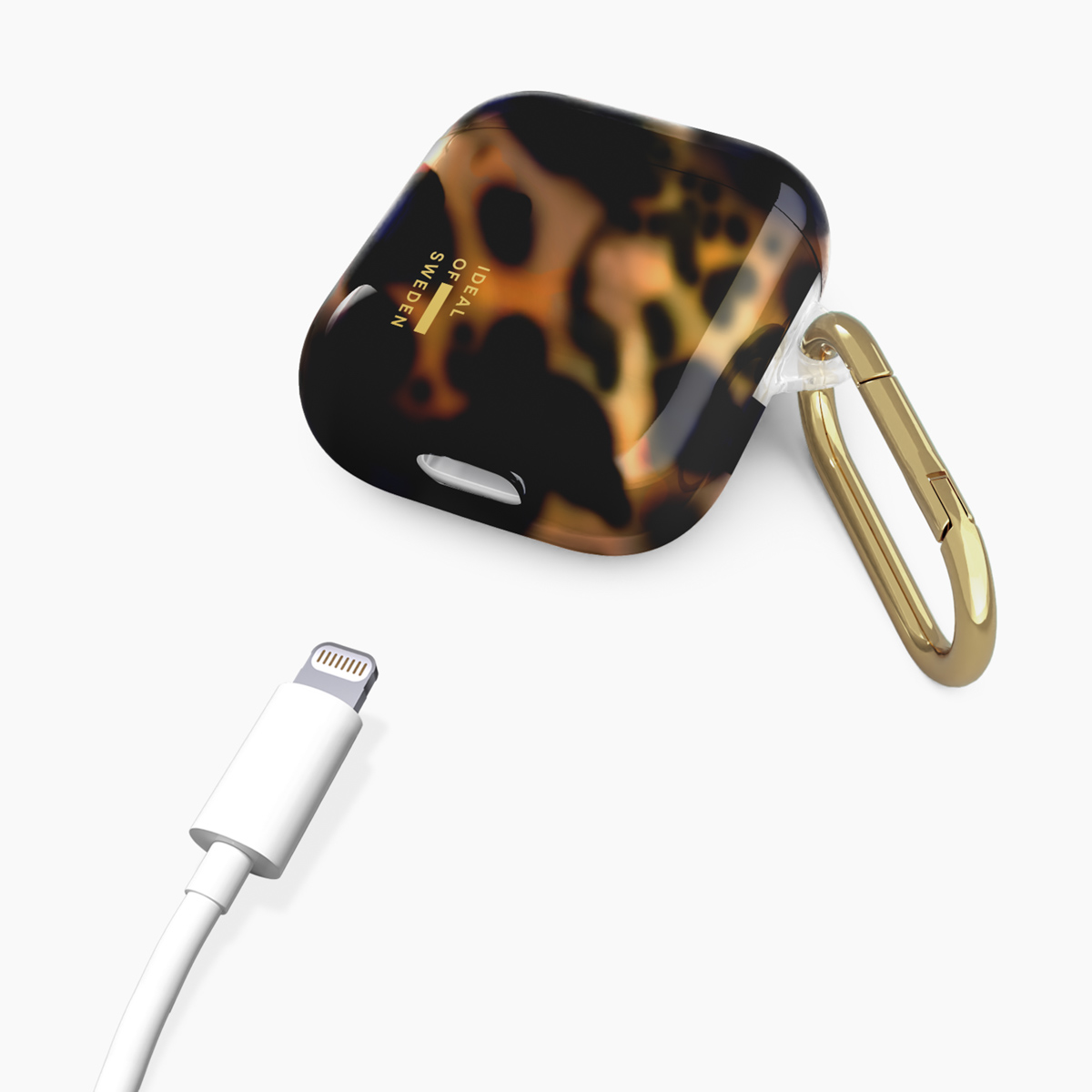 AirPod hoesje met schildpadpatroon, gouden karabijnhaak en oplaadkabel.