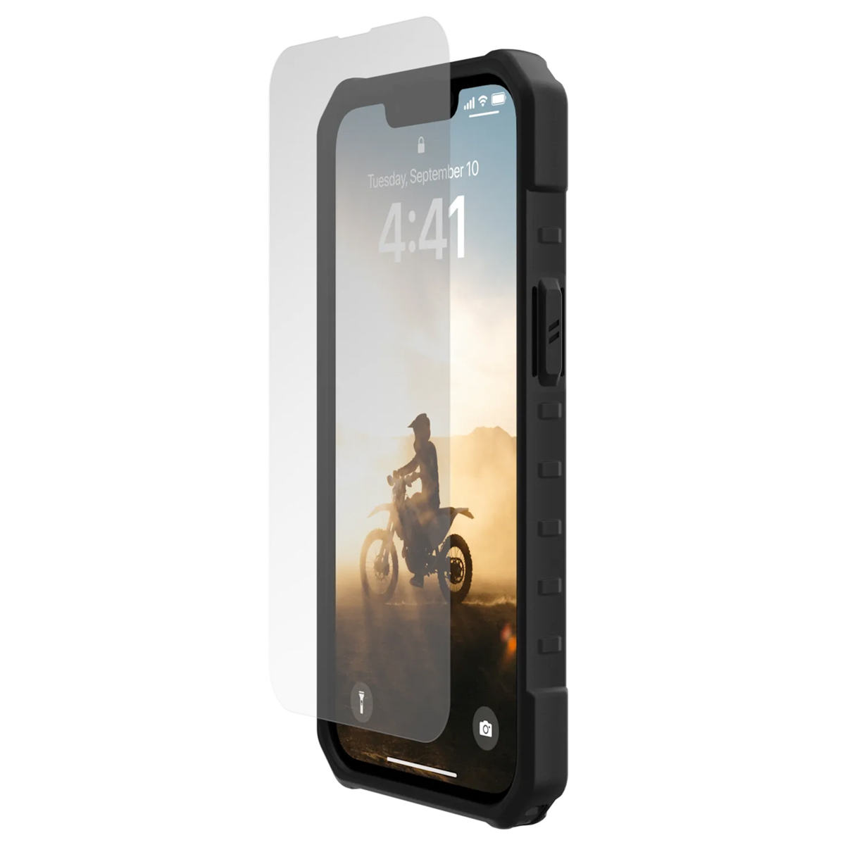 Un iPhone nero con proteggi schermo mostra un motociclista al tramonto.