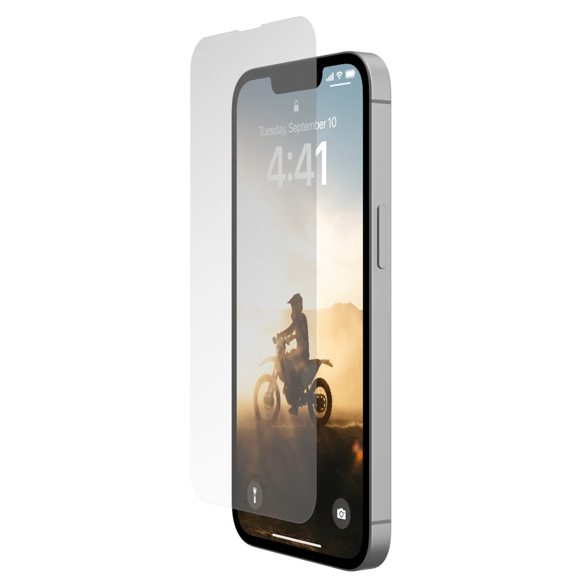Uno smartphone con pellicola protettiva mostra un motociclista al tramonto sulla schermata di blocco.