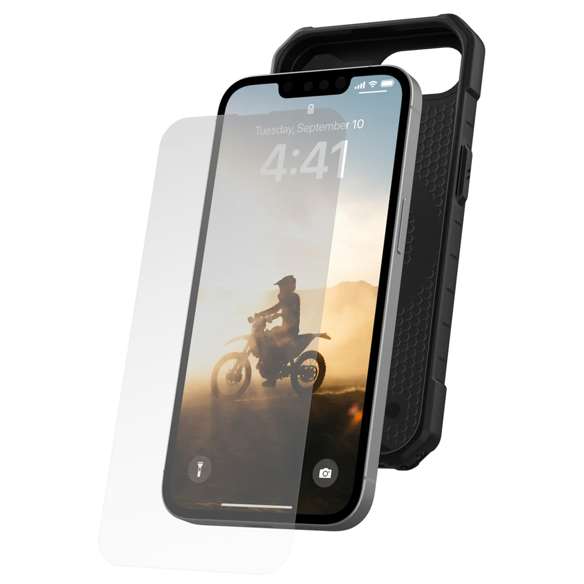 Uno smartphone con protezione schermo e custodia. Lo schermo mostra un motociclista da cross al tramonto.