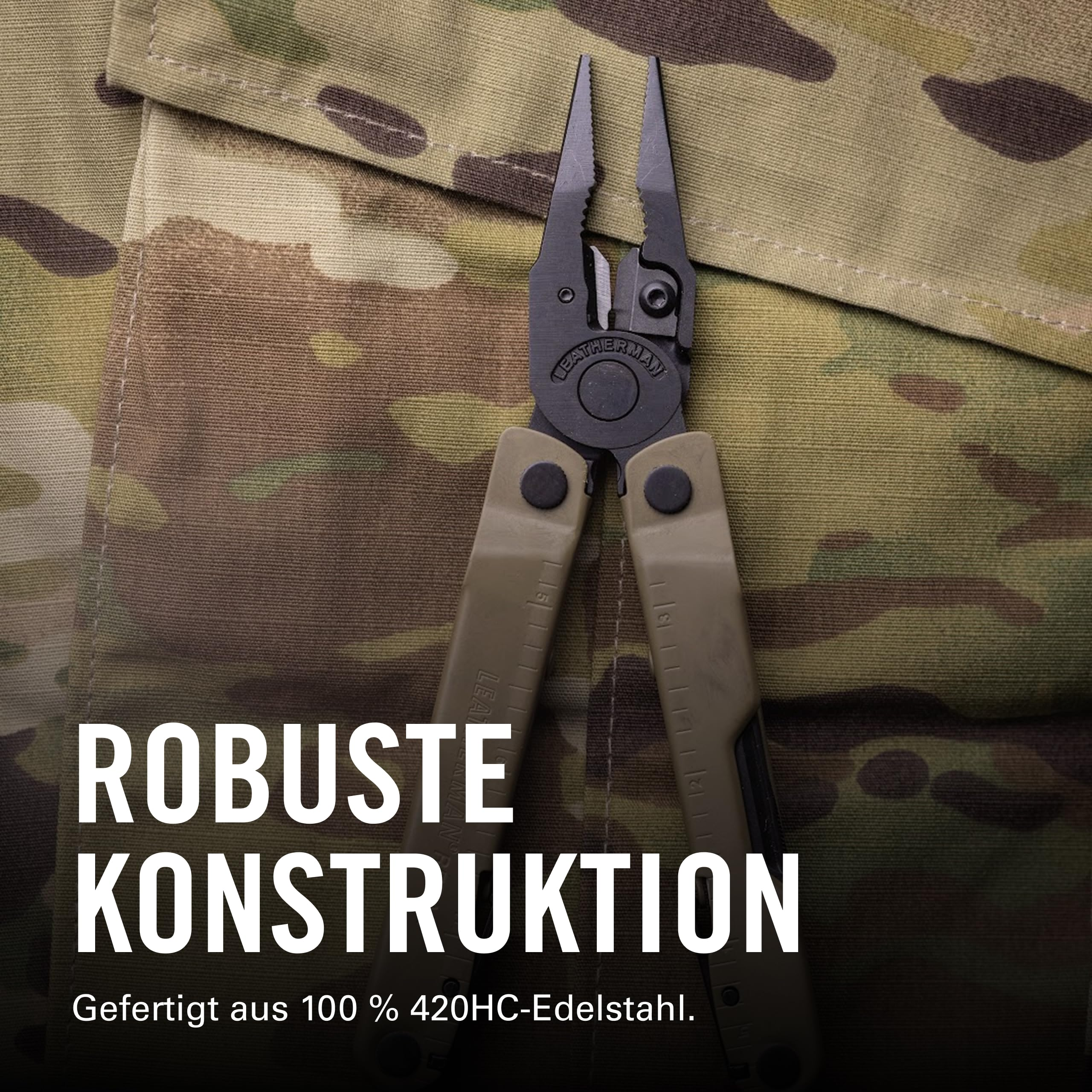Eine Leatherman Zange liegt auf Tarnkleidung. Robuste Konstruktion.