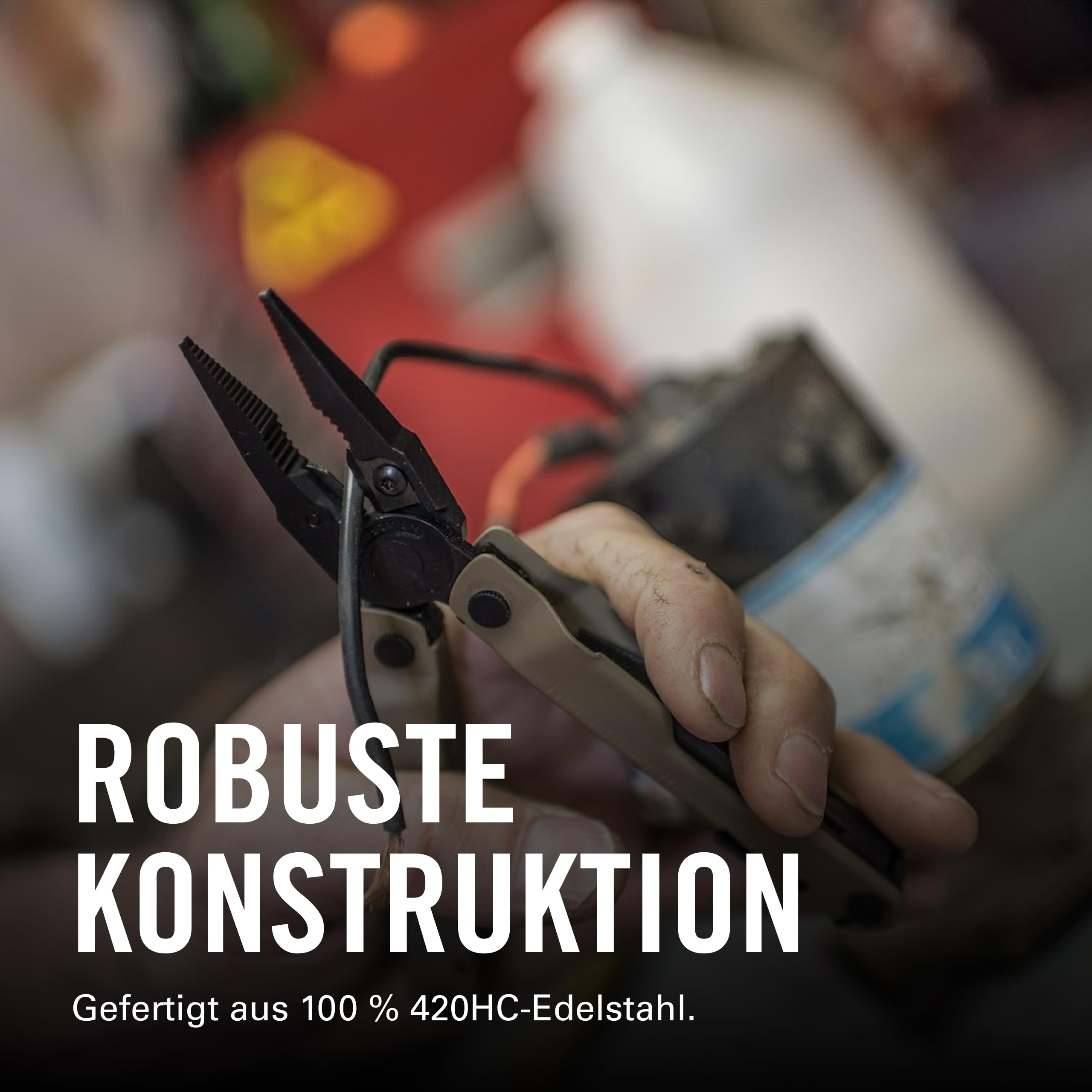Eine Hand hält eine Zange, die ein Kabel greift. Großer Text: ROBUSTE KONSTRUKTION.
