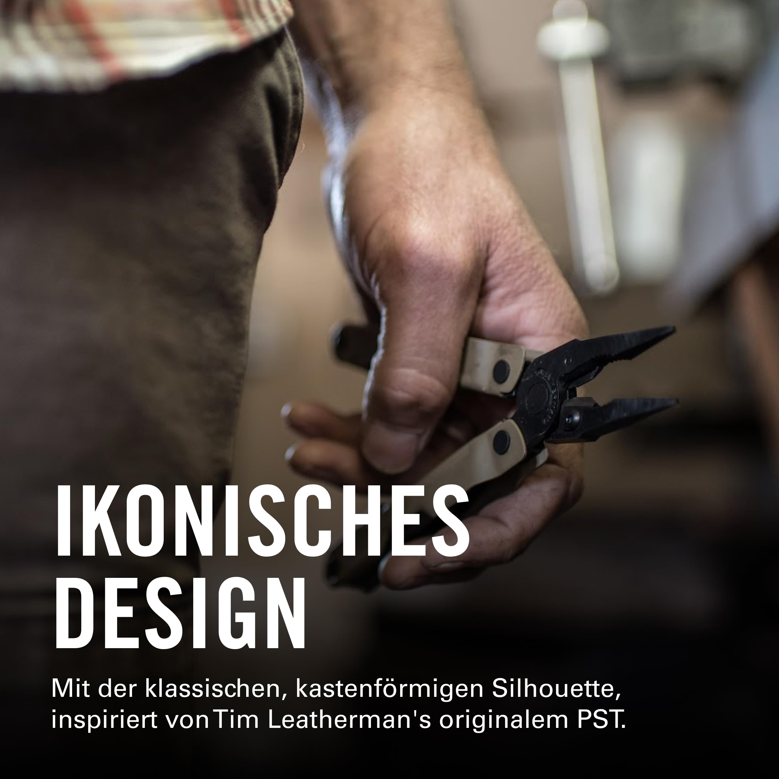 Ein Mann hält eine Zange in der Hand. Weiße Schrift im Vordergrund.
