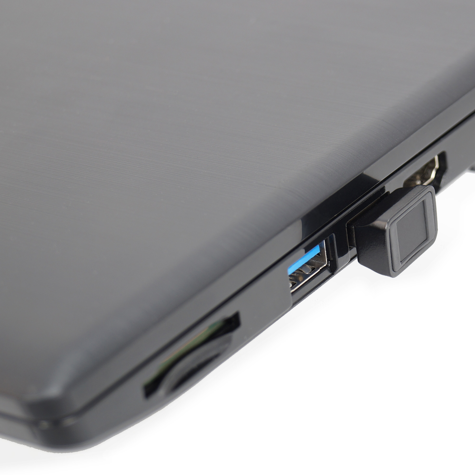 Ein schwarzer USB-Stick ist in einen Laptop eingesteckt.