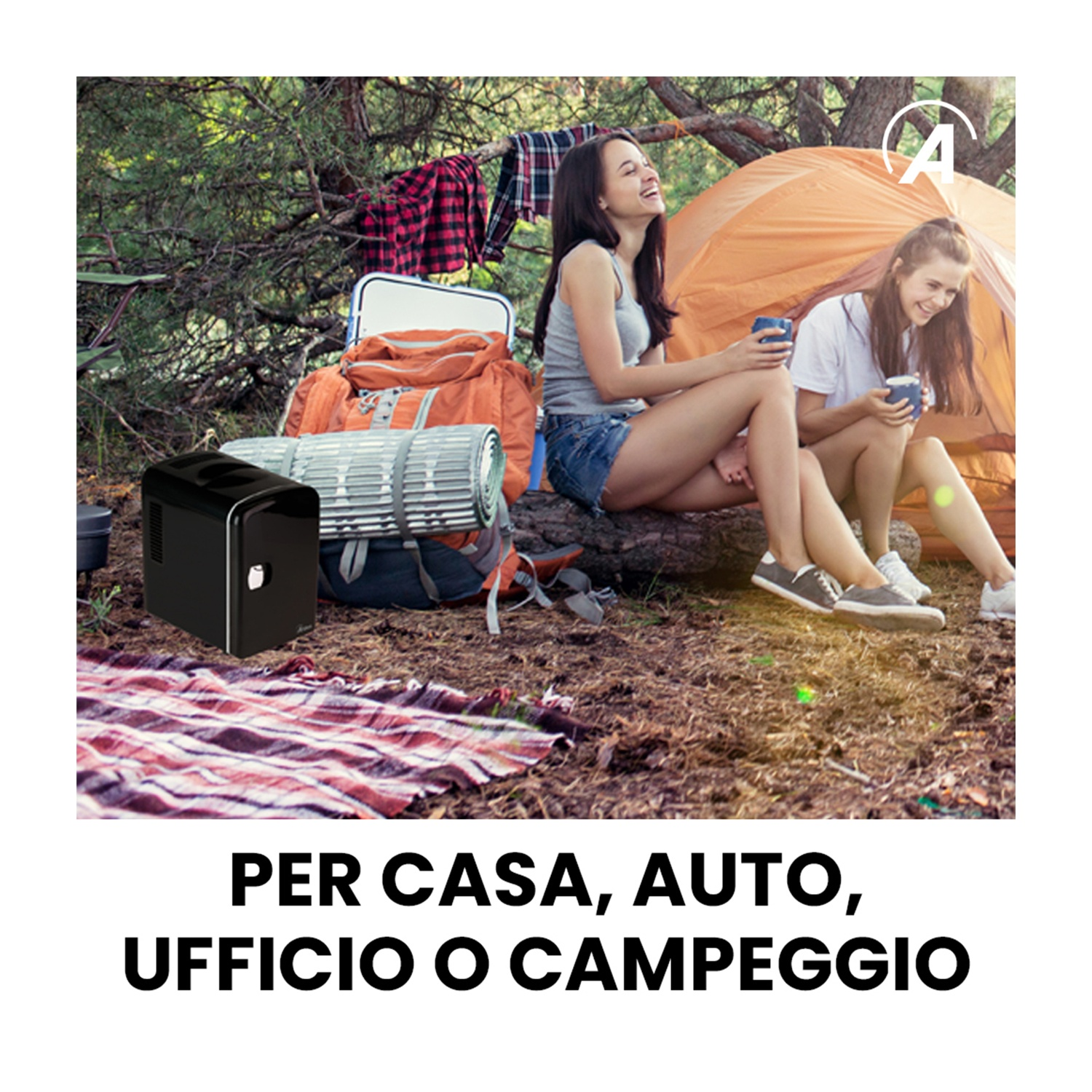 Due donne siedono vicino a una tenda, attrezzatura da campeggio intorno.
