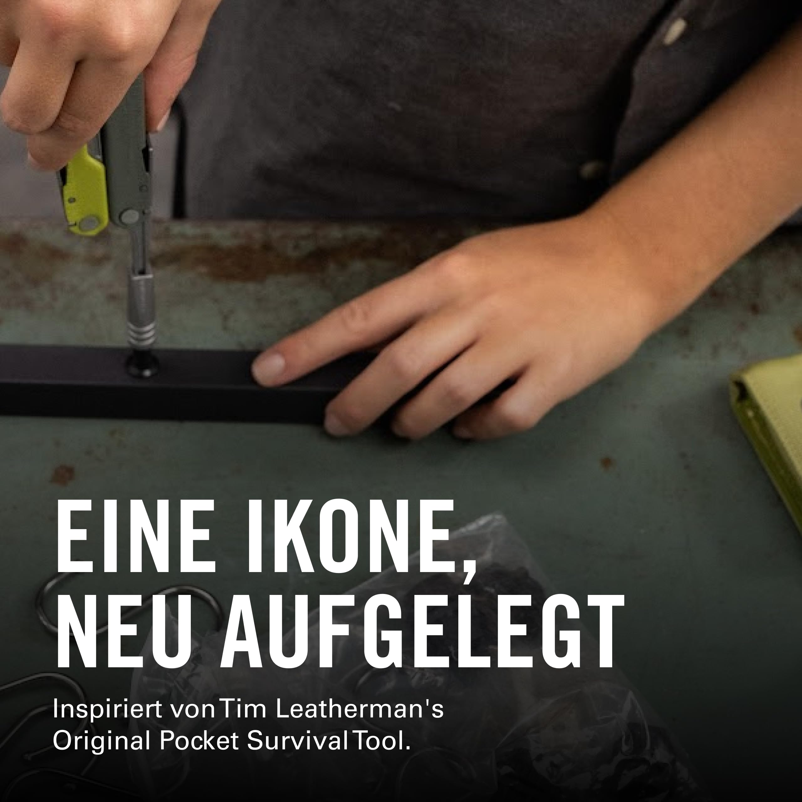 Person nutzt Werkzeug, um Schraube einzudrehen. Texte im Bild.