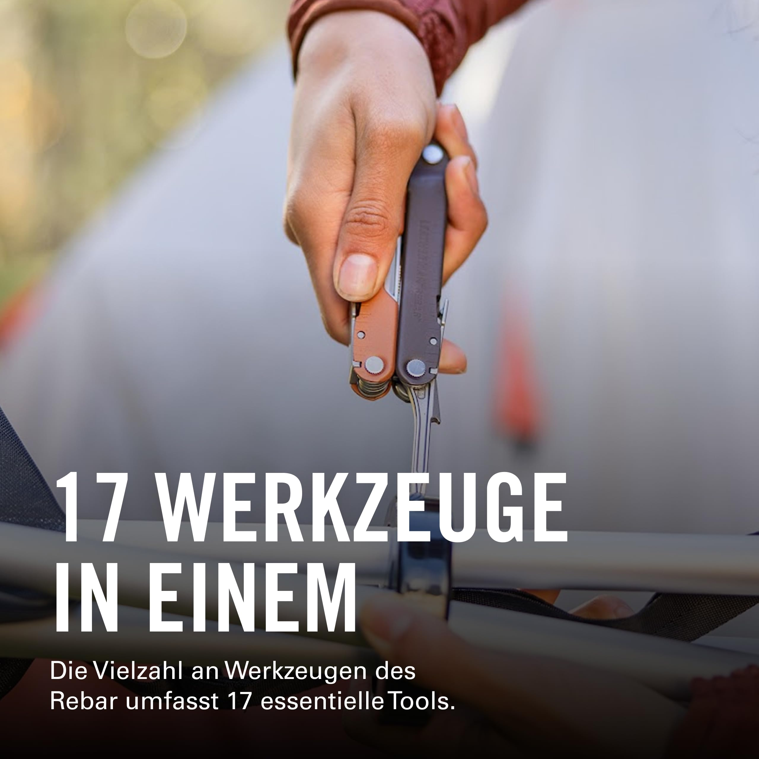 Eine Hand hält ein Multitool mit 17 Werkzeugen, mit Text "17 Werkzeuge in einem".