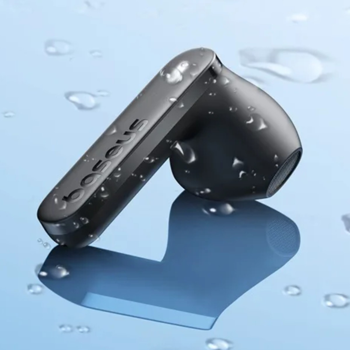 Un auricolare nero con gocce d'acqua su sfondo blu.