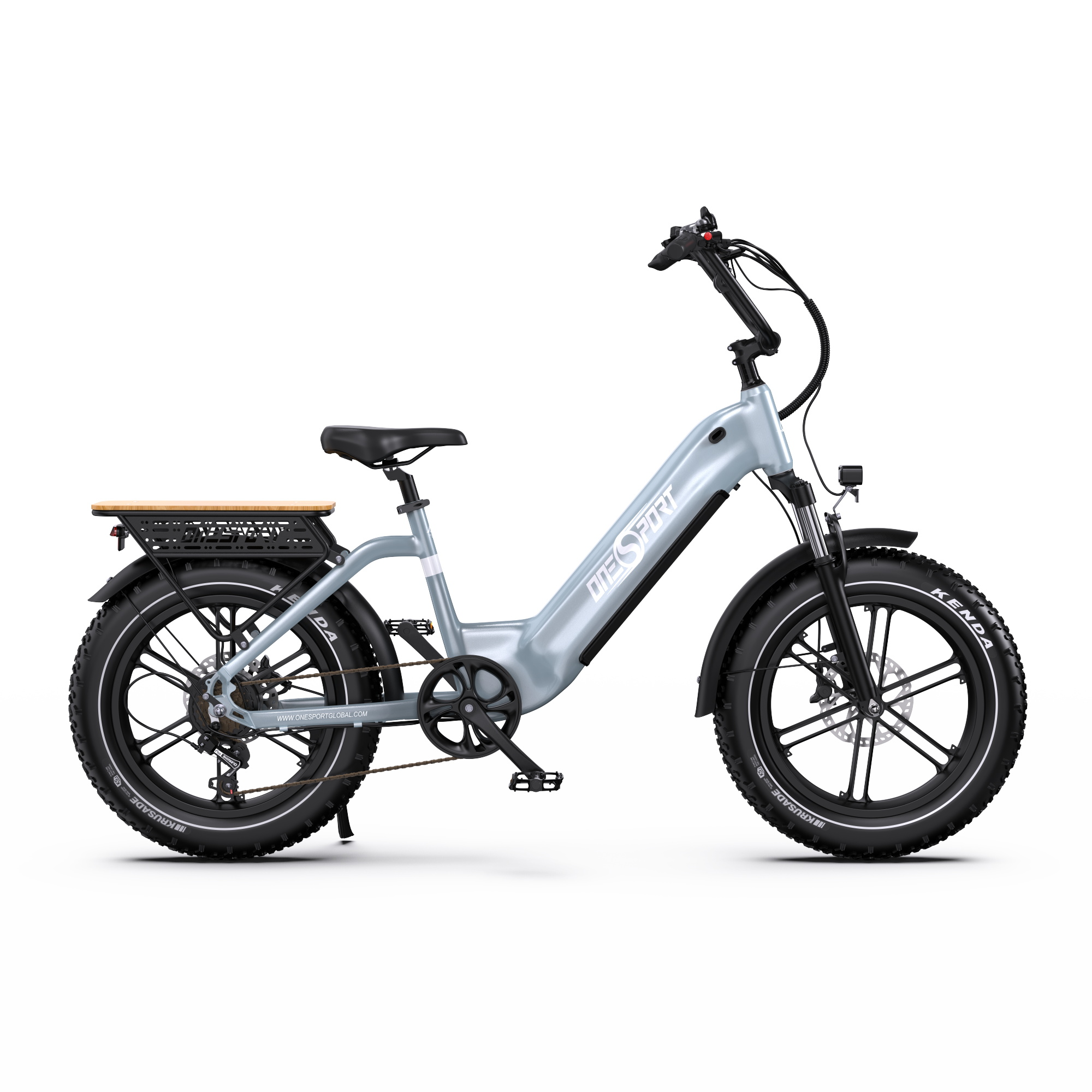 Una bicicleta eléctrica fat bike azul claro con portaequipajes de madera.