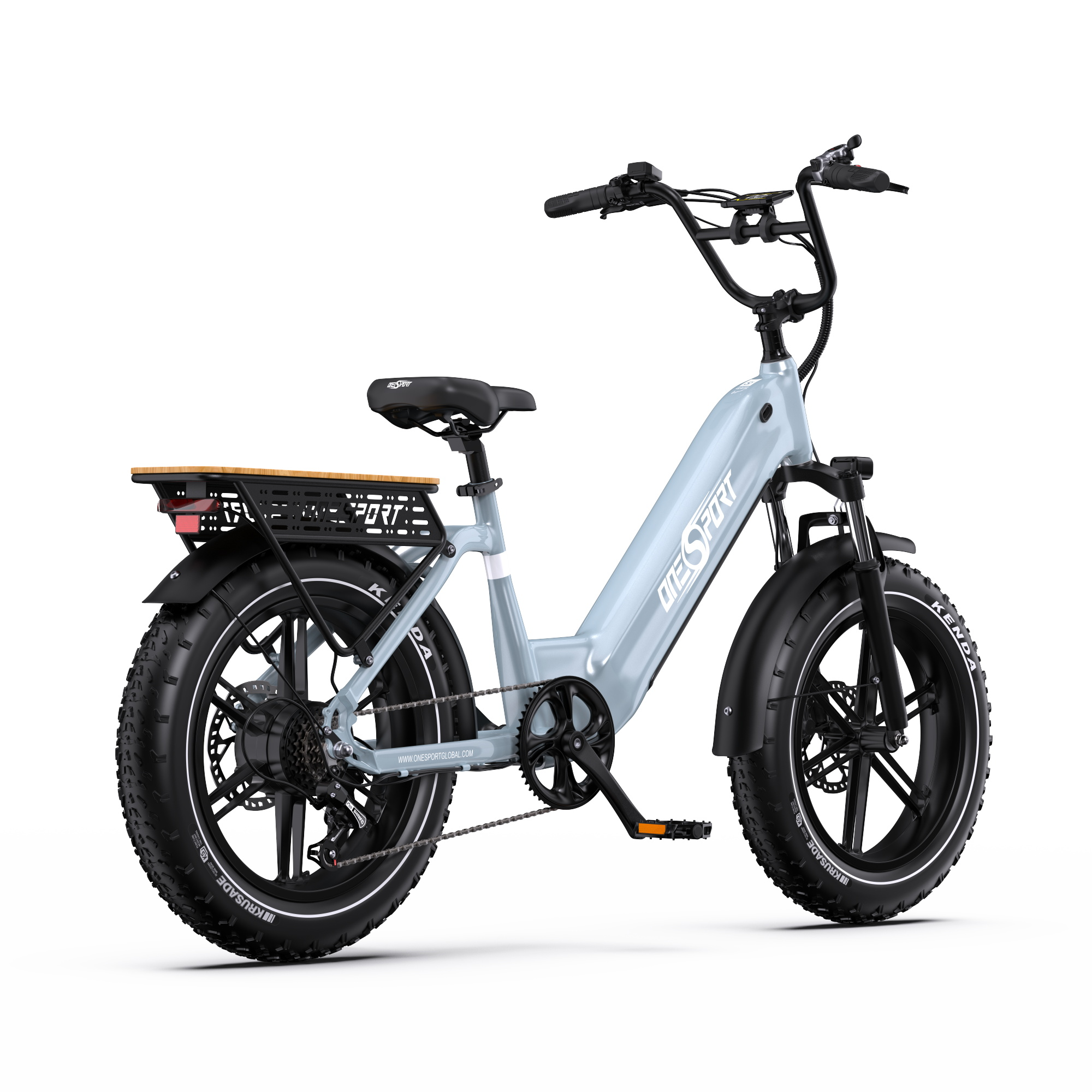 Una bicicleta eléctrica azul claro con ruedas anchas y portaequipajes trasero sobre fondo blanco.