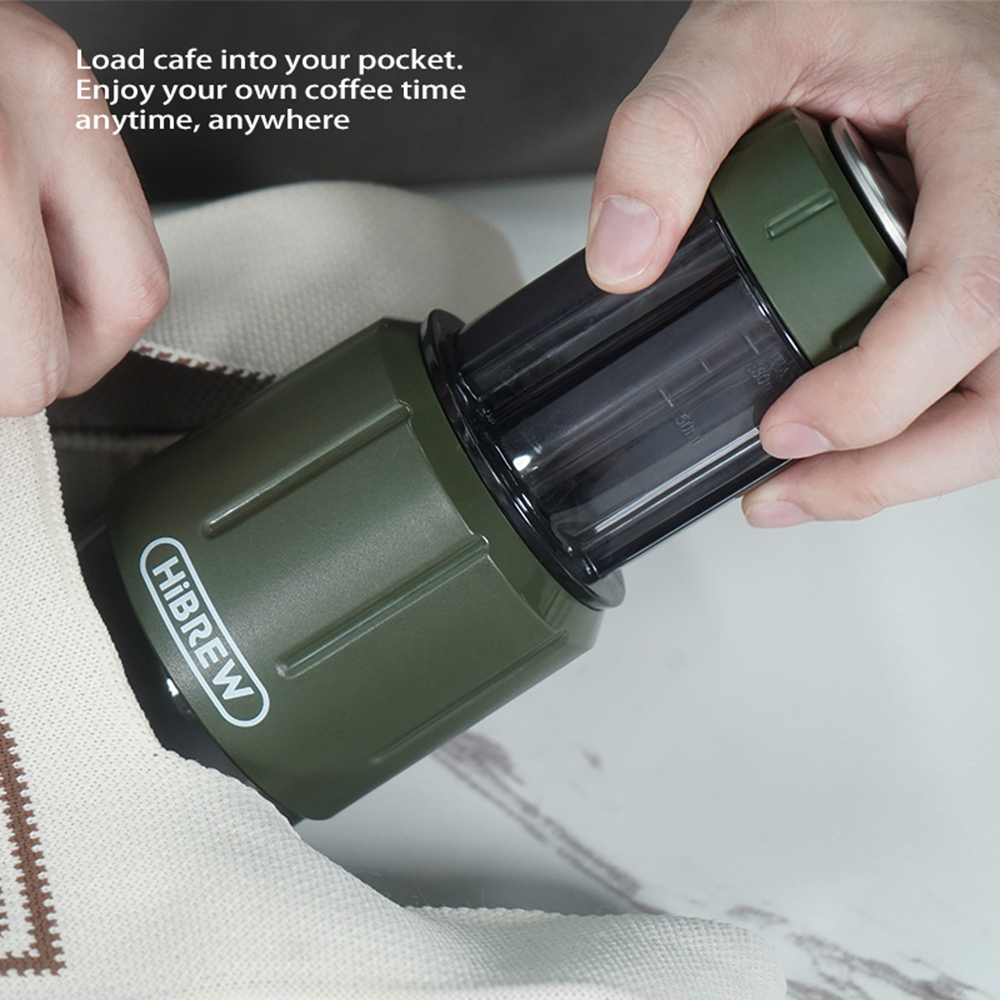 Cafetera verde con recipiente transparente se mete en una bolsa.