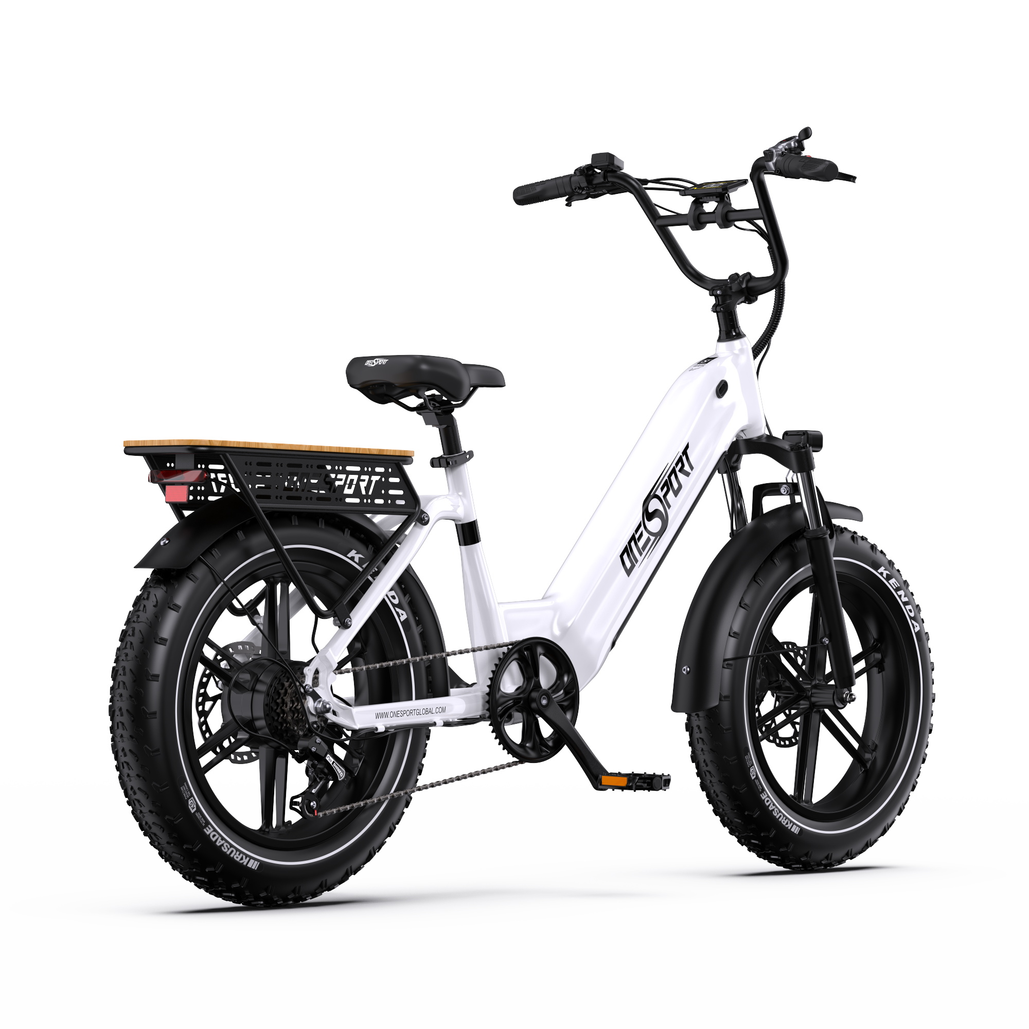 Una e-bike blanca con neumáticos anchos, portaequipajes y plataforma de madera.