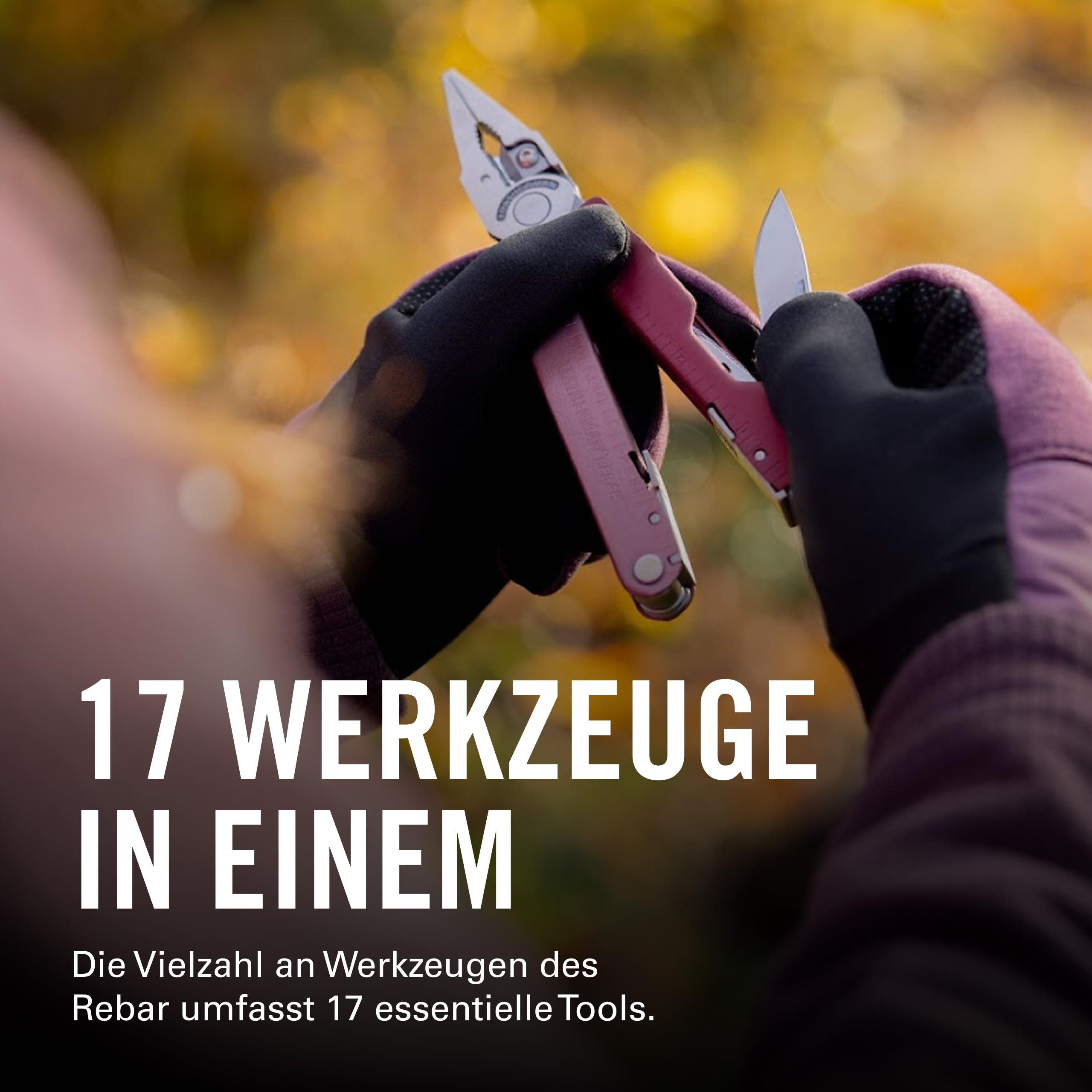 Hände mit Handschuhen halten ein Multitool mit Zange und Messer.