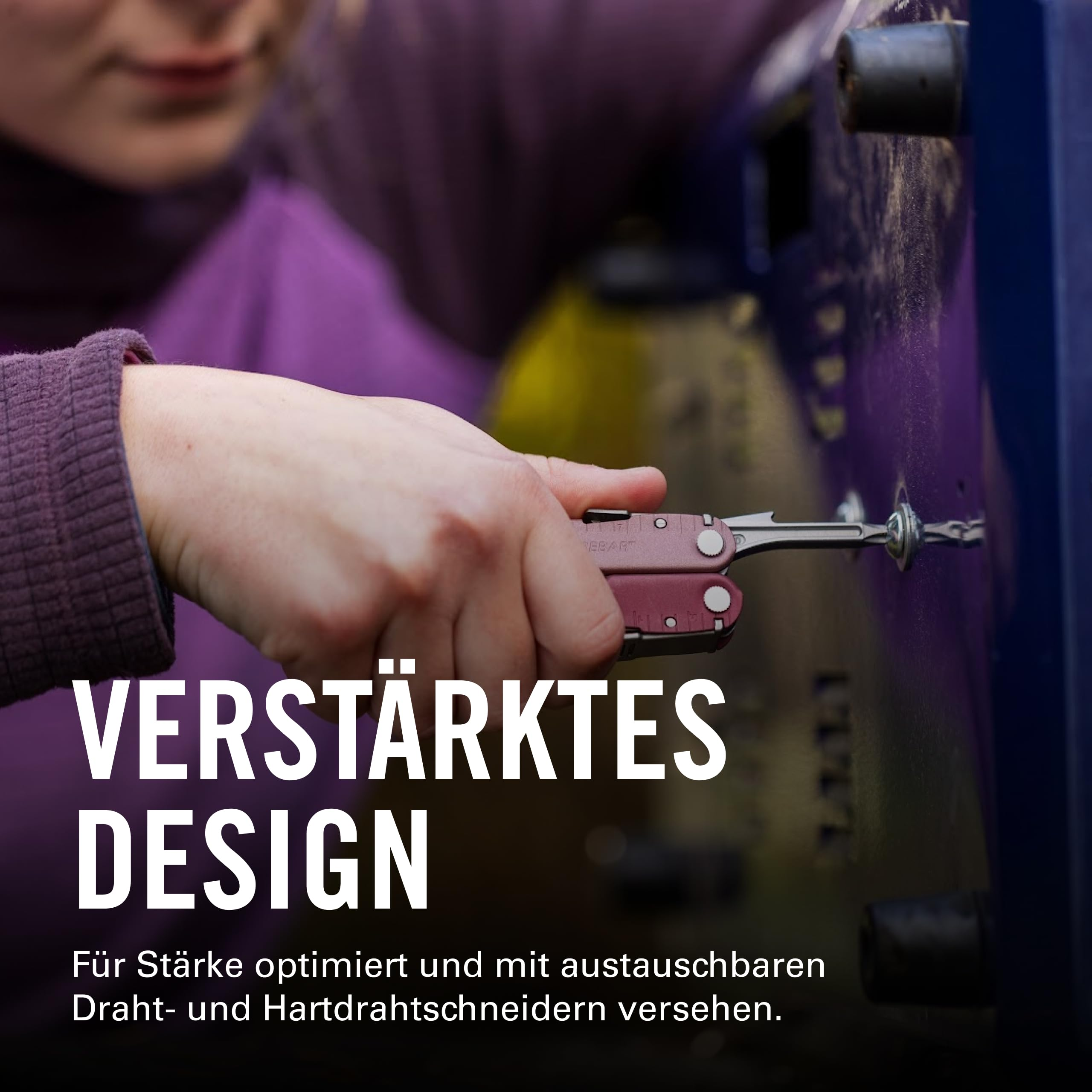Eine Hand benutzt ein Werkzeug, um eine Schraube zu drehen.