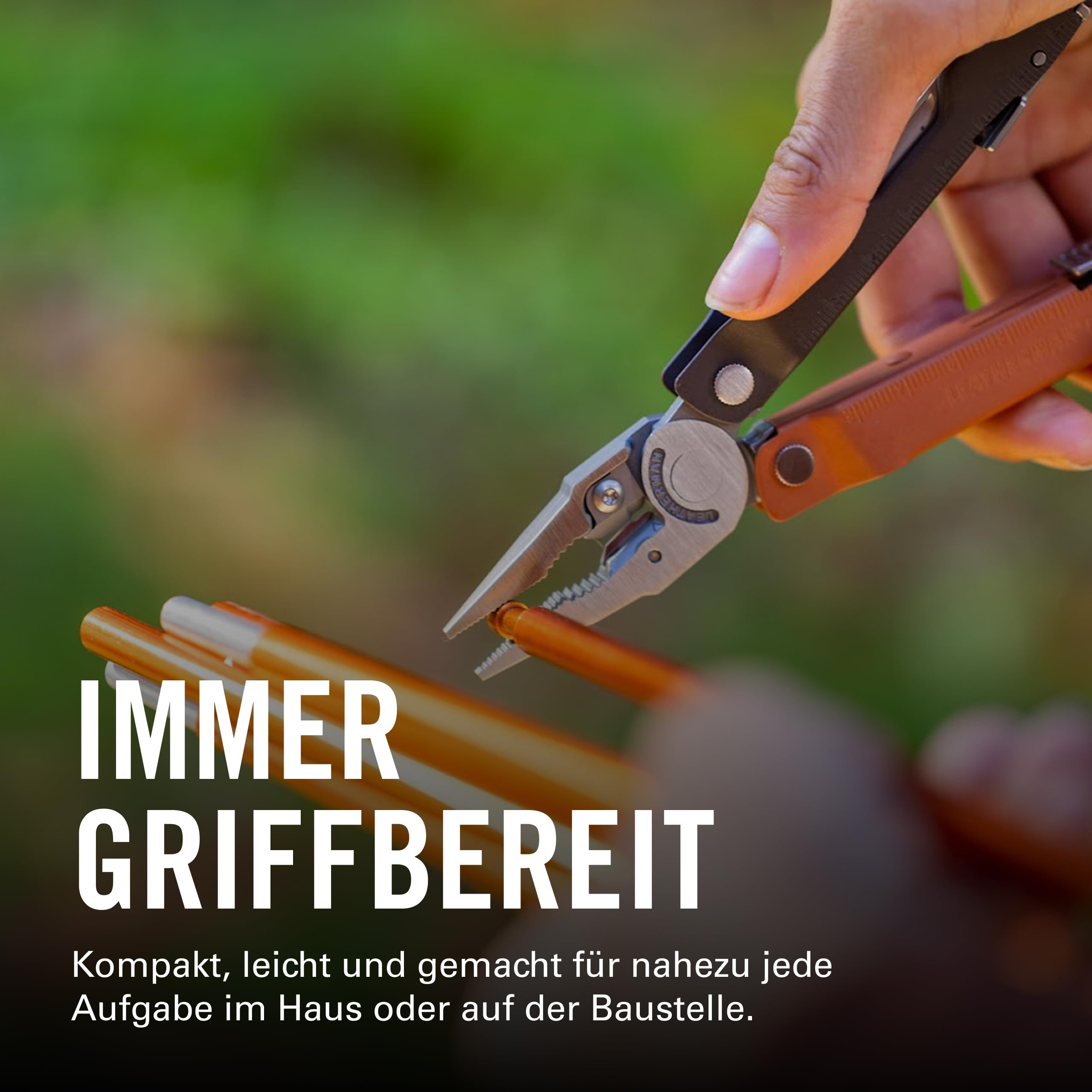 Eine Hand hält ein Multitool, das einen orangen Stab greift. Texte.