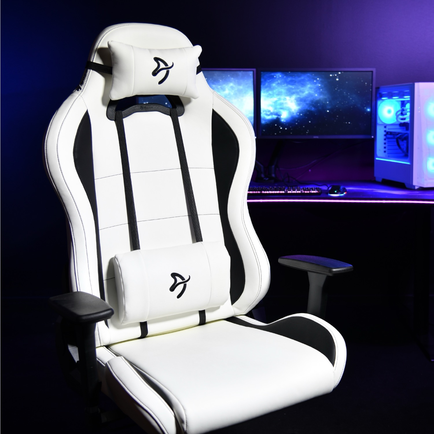 Een witte gamestoel met zwarte accenten, hoofdsteun en lendekussen.