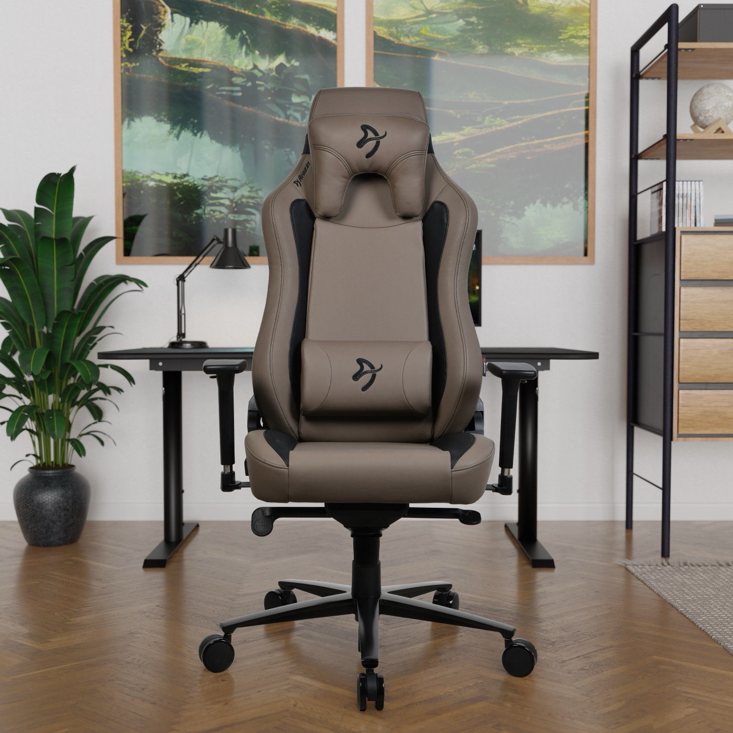 Een bruine gamestoel voor een bureau met lamp en planten.