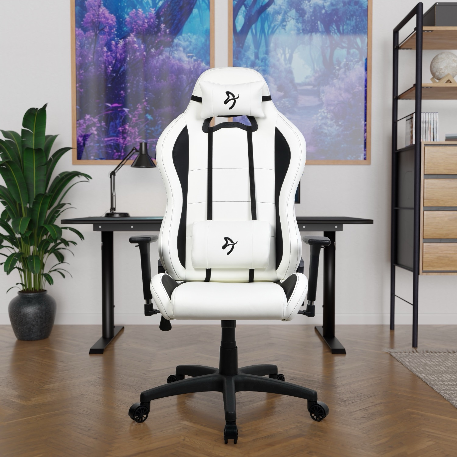 Een witte gamestoel met zwarte accenten staat in een kamer.