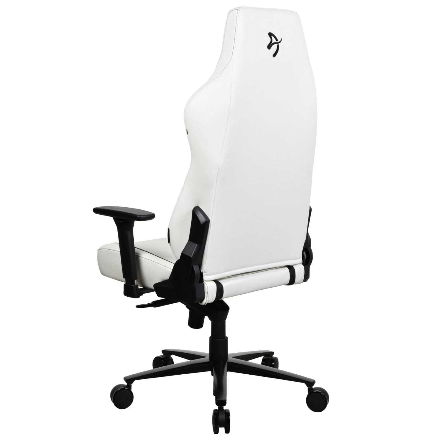 Een witte gamestoel met zwarte accenten en een logo op de rug.