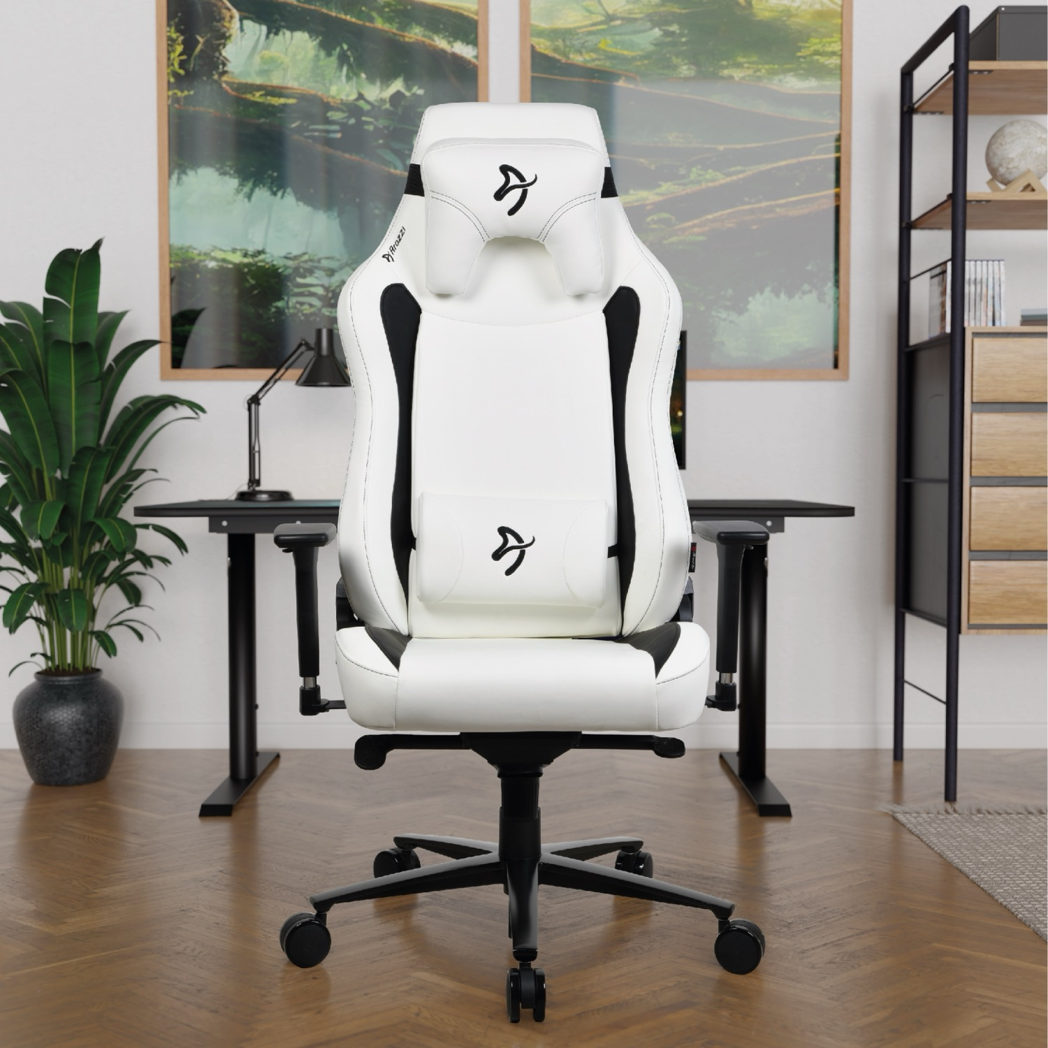 Een witte gamestoel met zwarte accenten in een stijlvol kantoor.