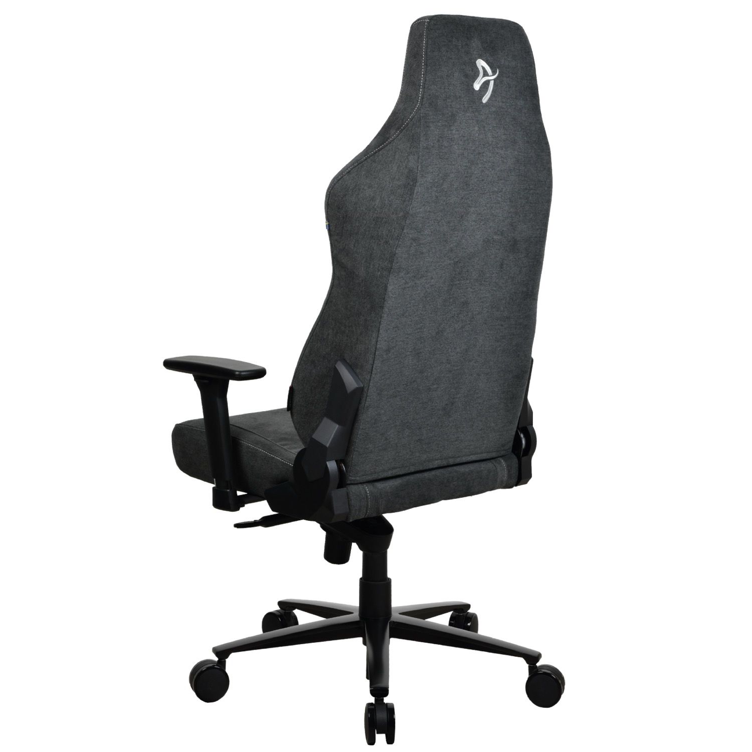 Grijze gamestoel met wit logo op de rugleuning, van achteren gezien.