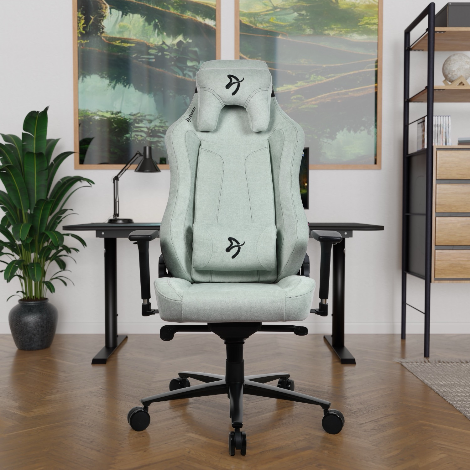 Een licht mintgroene gamestoel staat in een kamer met een houten vloer.
