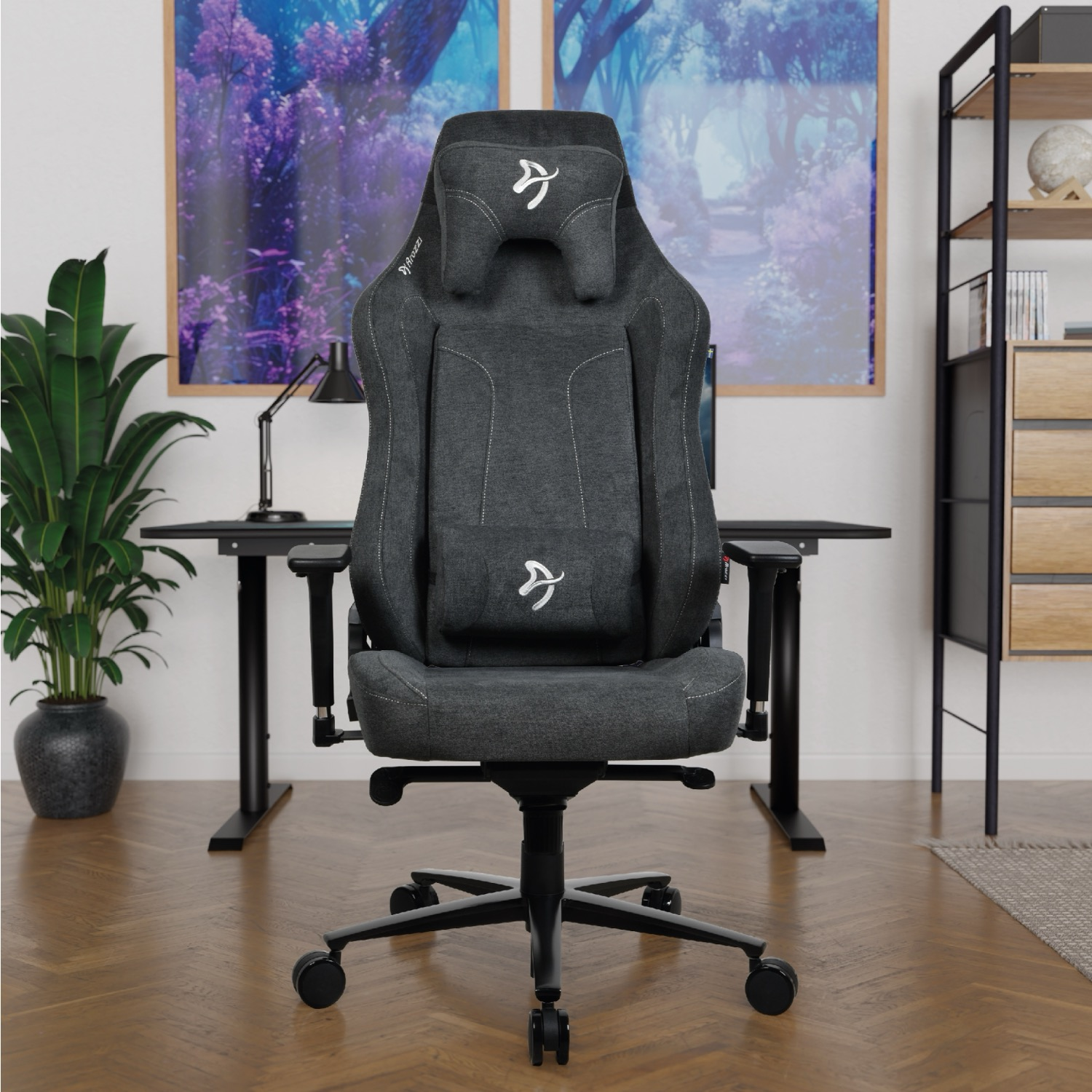 Een donkergrijze gamestoel met hoofdsteun en lendenkussen staat op een houten vloer.