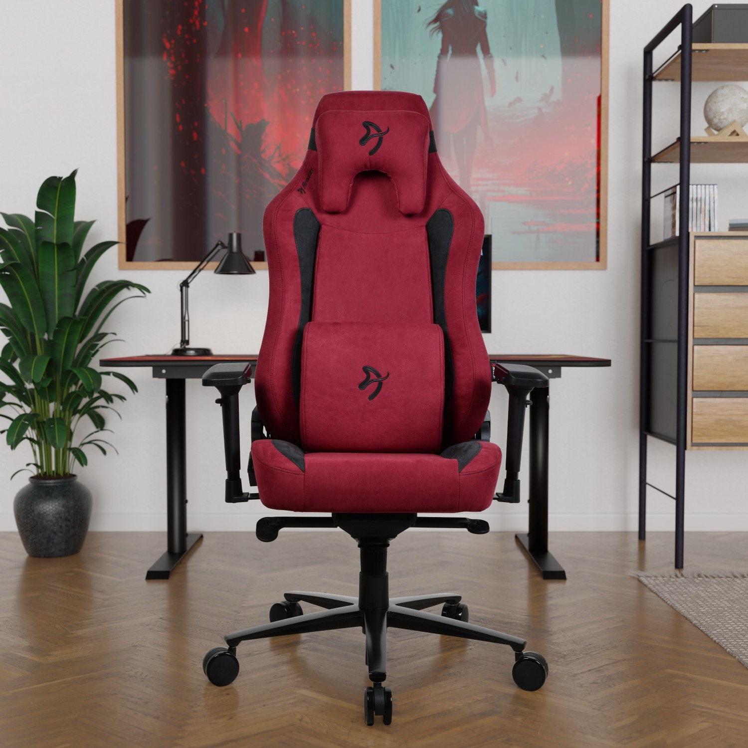Een rode gamestoel met hoofdsteun en lendekussen staat op een houten vloer.