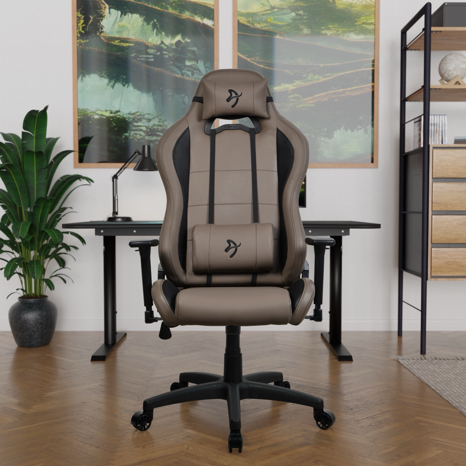 Een bruine gamestoel voor een bureau met lamp en plant.