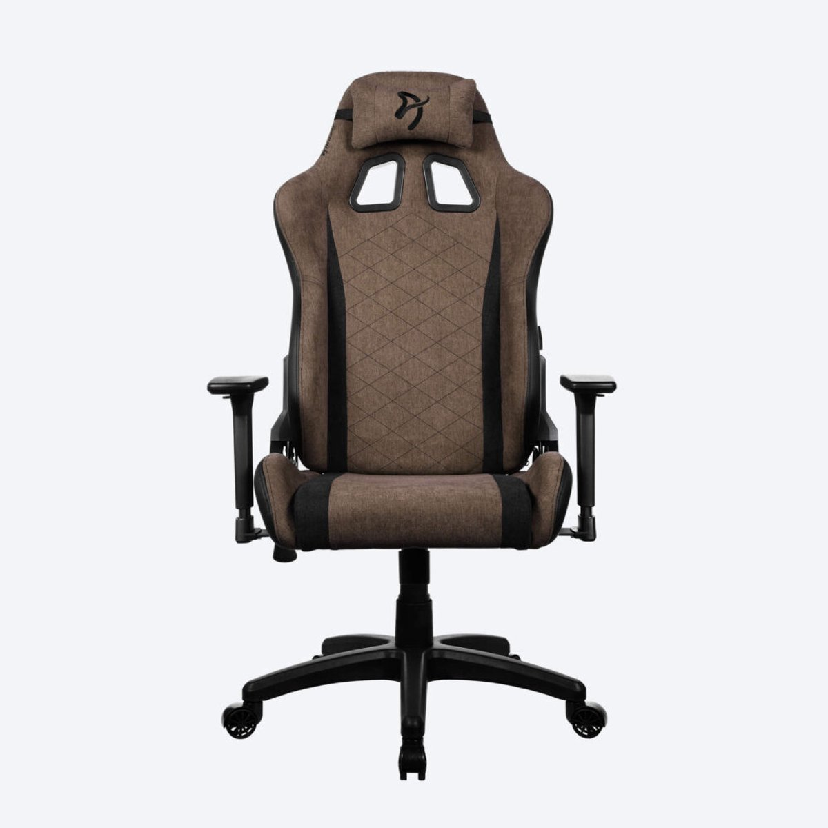 Een bruine gamestoel met zwarte accenten en een logo op de hoofdsteun.