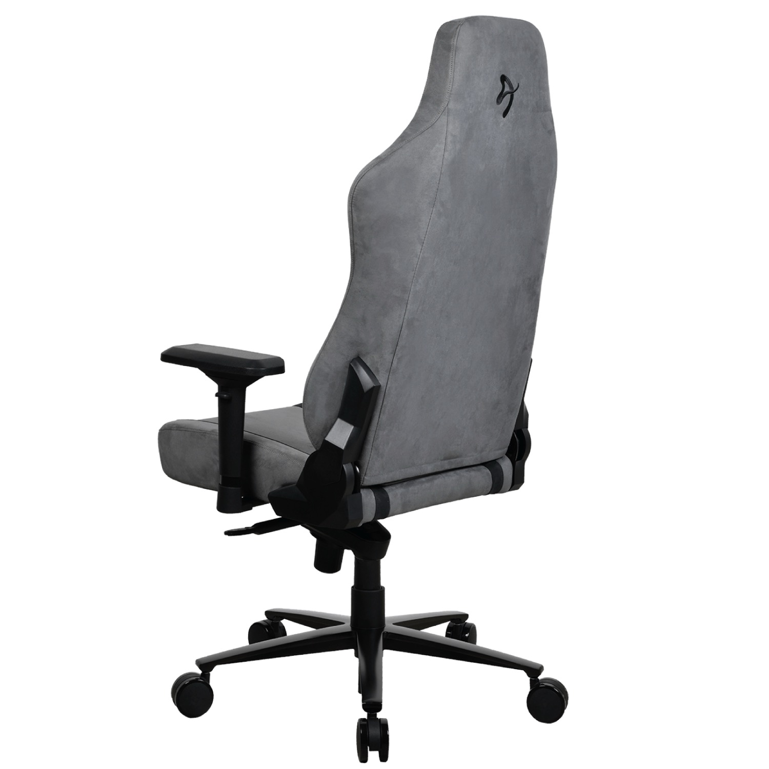 Grauer Gaming-Stuhl mit schwarzem Logo auf der Rückseite, auf Rollen.