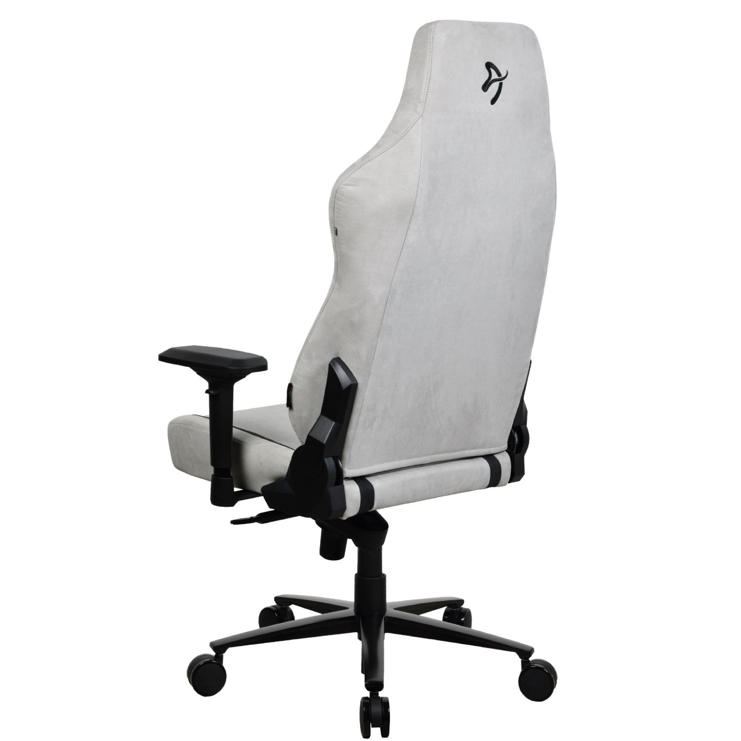 Grauer Gamingstuhl mit schwarzem Logo auf der Rückseite, von der Seite gezeigt.