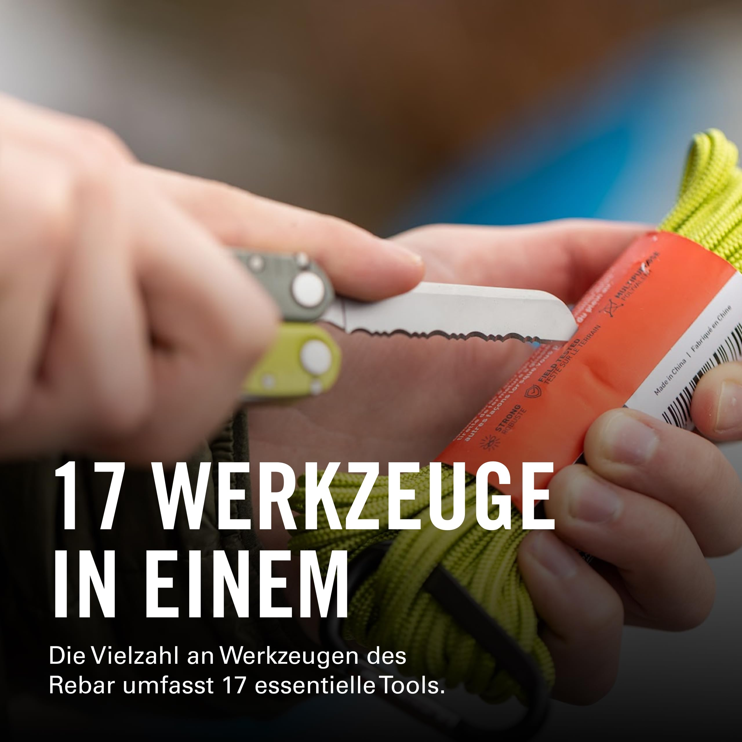 Mani tengono un multitool con lama seghettata e corda verde neon.