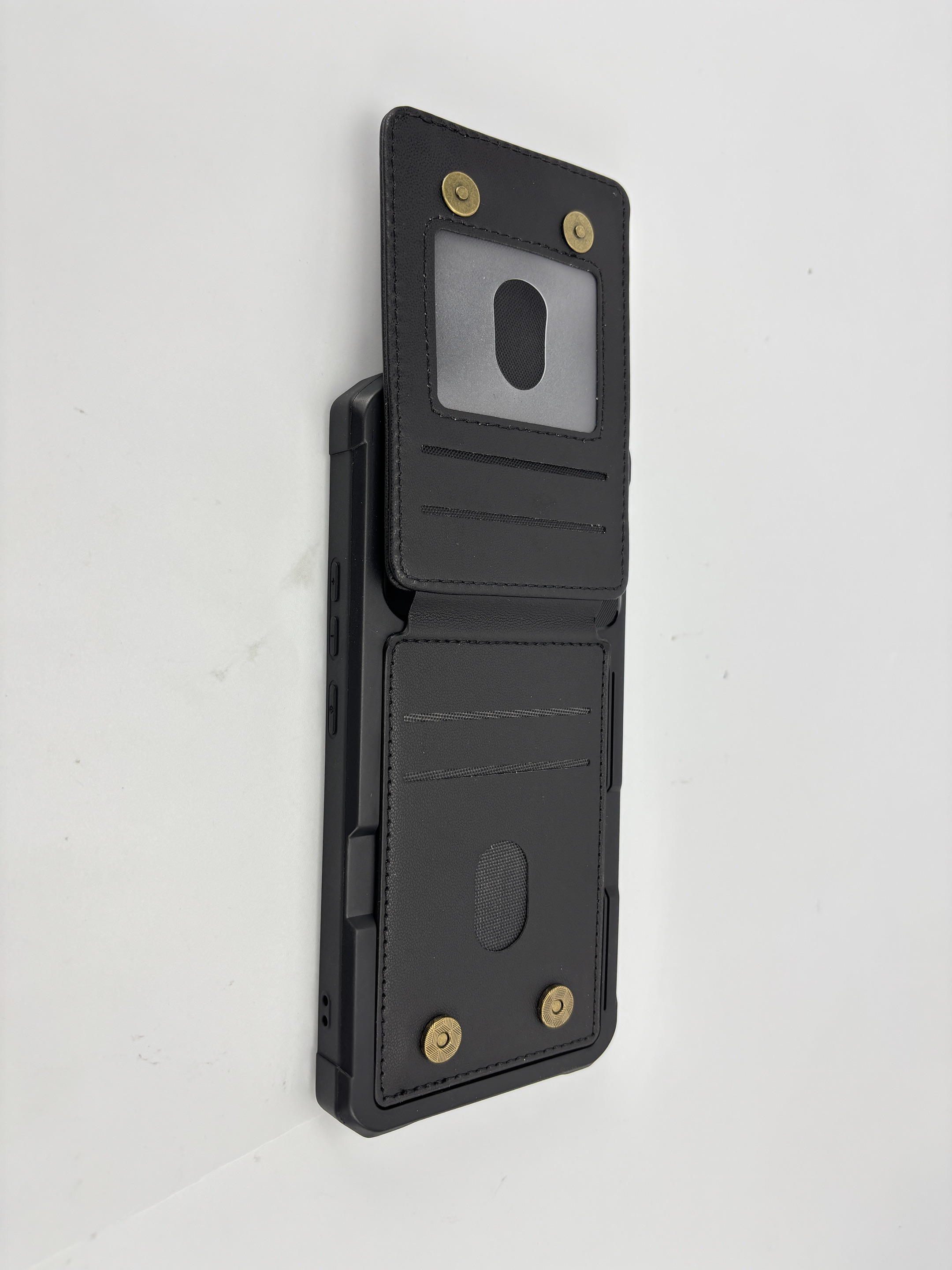 Portafoglio nero per telefono con slot per carte e finestra trasparente.