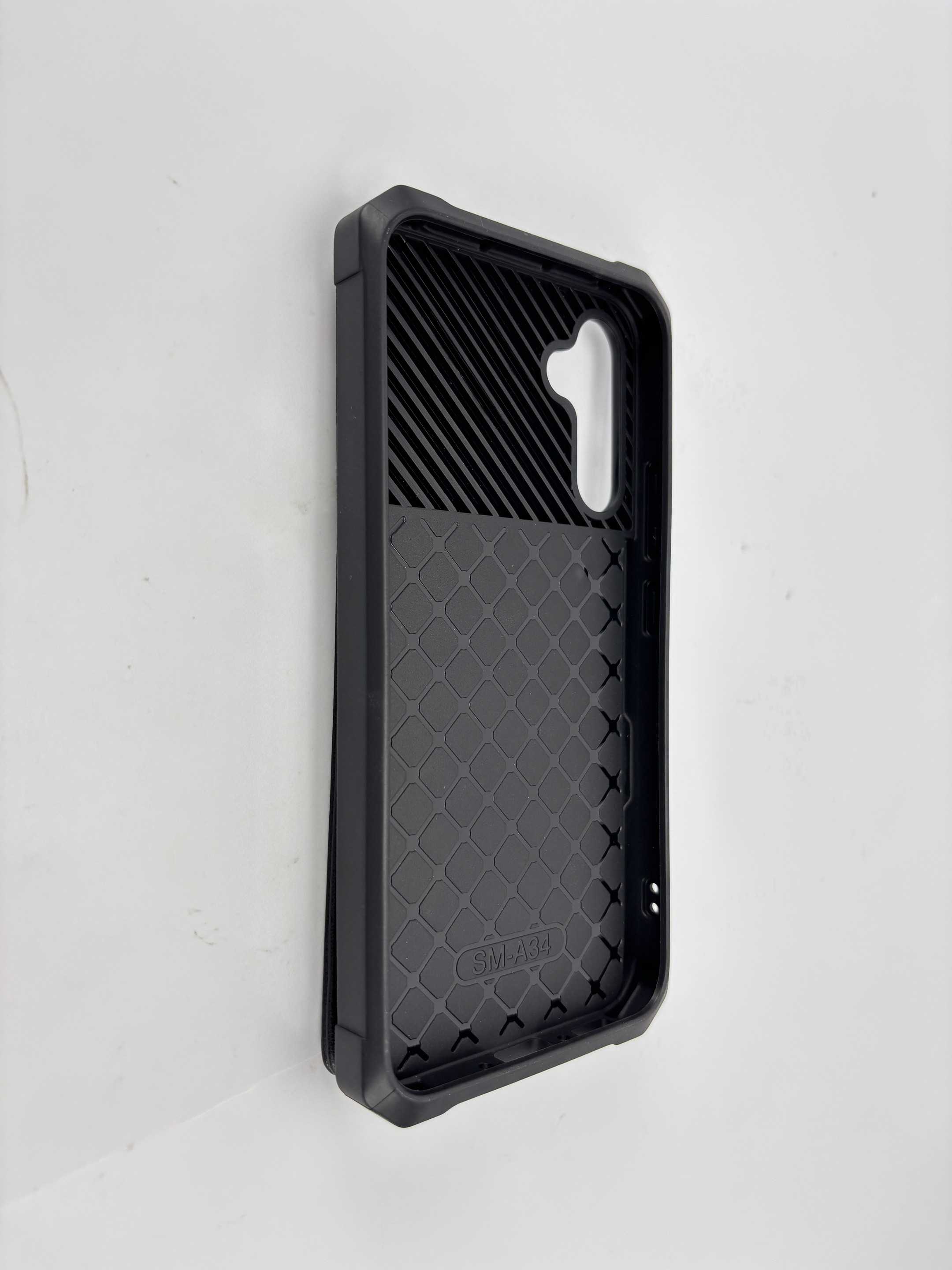 Cover nera per telefono con motivo a coste e a nido d'ape. Marchio SM-A34.