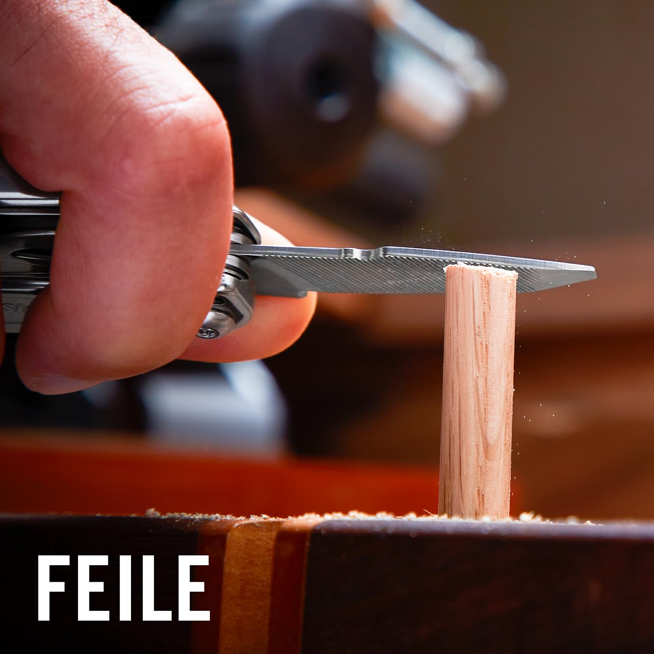 Un uomo lima un tassello di legno con una lima multiuso.