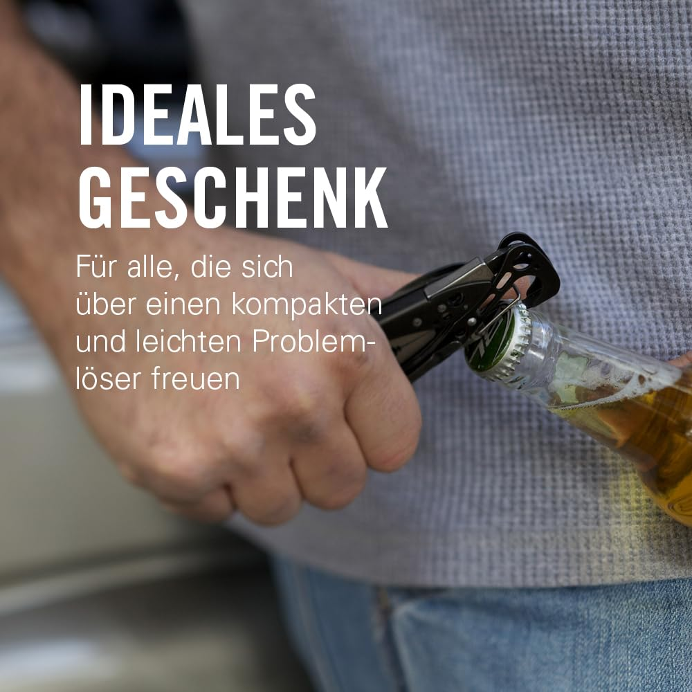Man öffnet eine Flasche mit einem Multitool. Ideales Geschenk.