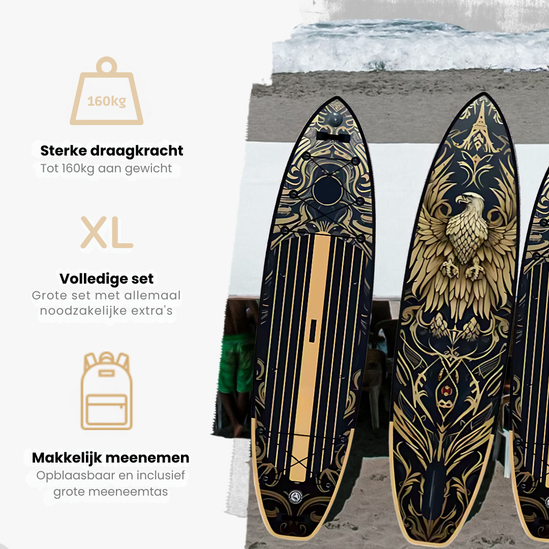 Drie paddleboards met opvallende zwart-gouden ontwerpen op een strand.